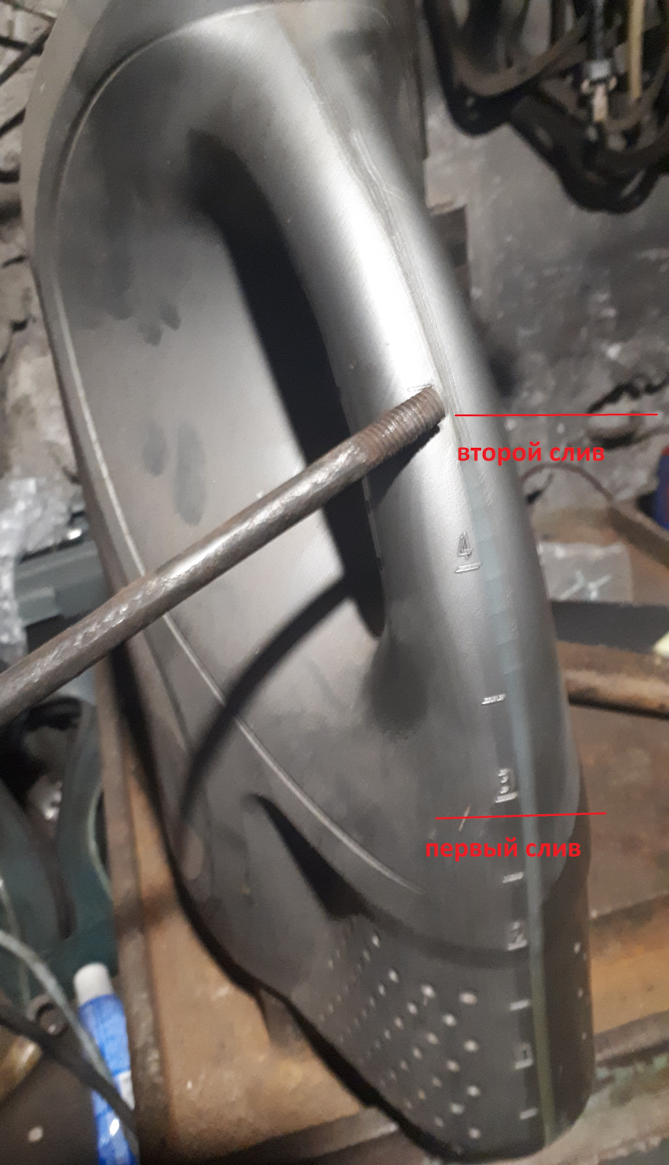 Когда стоишь мем. Вторую сливают. Труба для выгребной ямы. Сталкер 2 2011 сливы. Вторую сливают.