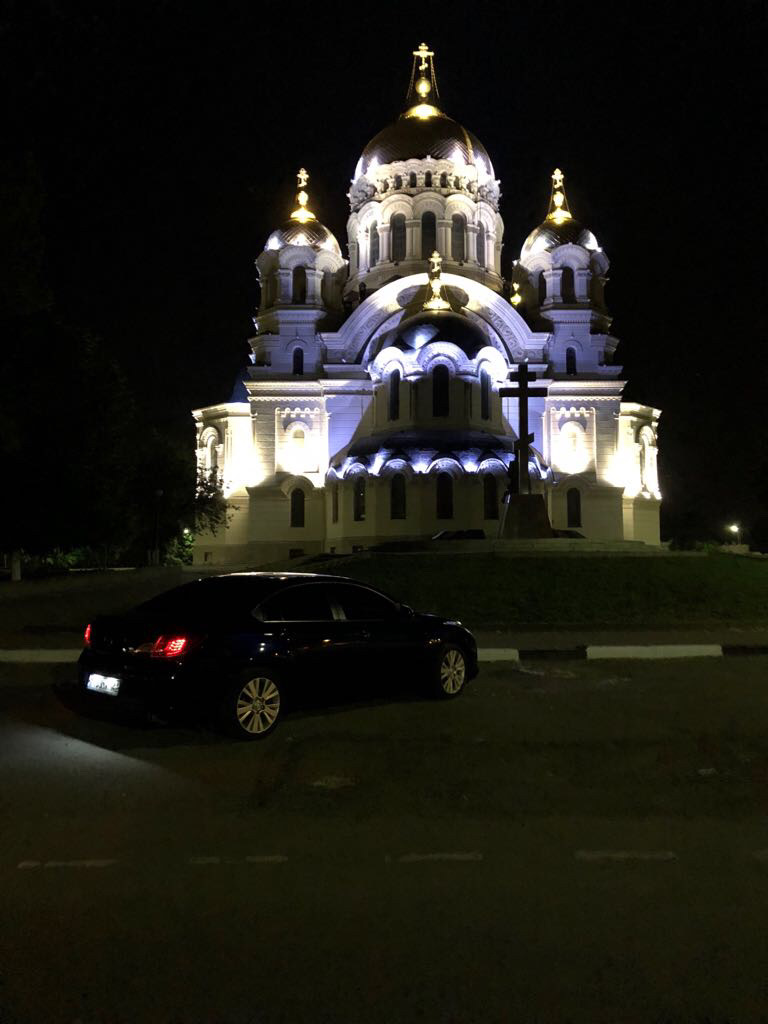 Машины новочеркасск. Новочеркасск собор карета. Машины у храма в Новочеркасска. Крутые авто возле церкви армянской. Мерседес возле церкви.