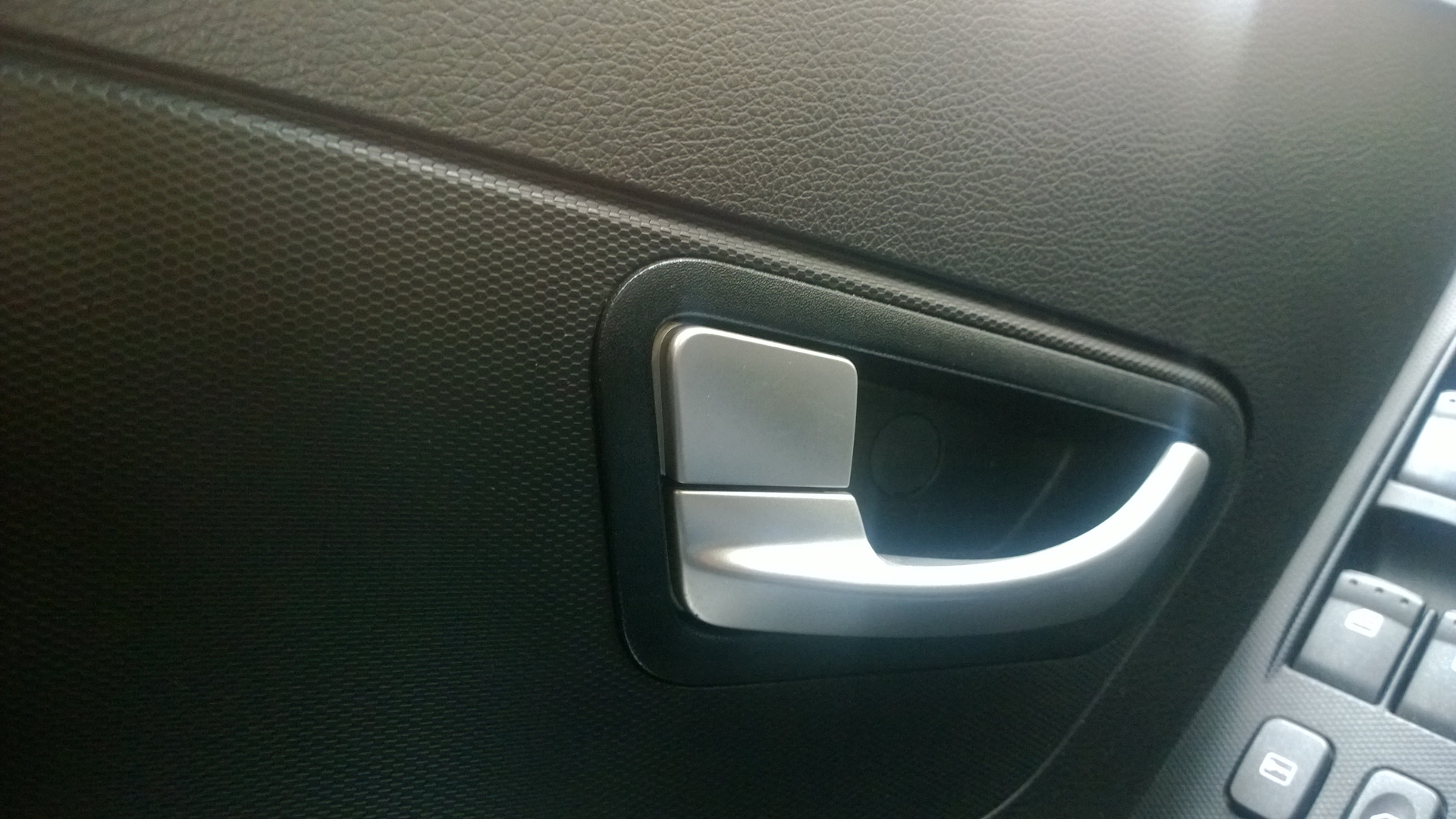 Кнопки в двери Рекстон 2. Dokker внутренняя ручка двери водителя. Внутренняя кнопка открытия двери авто. Саньенг дверь водительская.