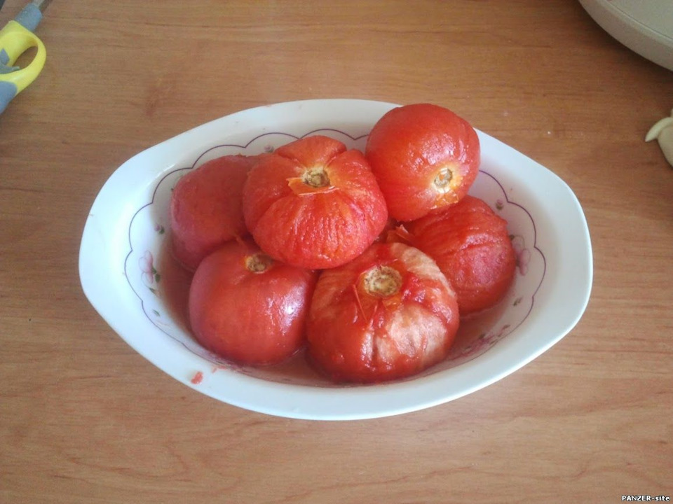 сырая баклажанная икра рецепт простой и вкусный. EoAAAgCSm A 960. сырая баклажанная икра рецепт простой и вкусный фото. сырая баклажанная икра рецепт простой и вкусный-EoAAAgCSm A 960. картинка сырая баклажанная икра рецепт простой и вкусный. картинка EoAAAgCSm A 960. Овощей на базарах полно, а желание приготовить баклажанную икру муляет меня еще с прошлого года, когда я кабачковую икру готовил. Но в прошлом году, до баклажанов руки так и не дошли, но в этом году, я все-таки дорвался до них!В детстве я часто ел баклажанную икру, мамка готовила ее по всякому – и жареную, и сырую, и для консервации. У разной икры и вкус разный, и у каждого свой взгляд на это. Я больше люблю икру сырую и именно ее я и решил приготовить.Кто не помнит фрагмент из фильма «Иван Васильевич меняет профессию» когда накрывается стол для ненастоящего царя, и герой Крамарова рассказывает о всяческих яствах, и особенно облизывается на икру баклажанную, заморскую? Я так думаю, помнят все, кто видел фильм, но особенно эта шутка запомнилась тем, кто жил при Союзе, ведь и ежу было понятно, что икра заморская баклажанная была намного доступнее икры черной и красной, на которую царский писарь и внимания-то не обратил.Я, правда, буду несколько другую икру готовить, но в умах большинства баклажанная икра запомнилась именно такой, какой ее показали в знаменитой комедии.