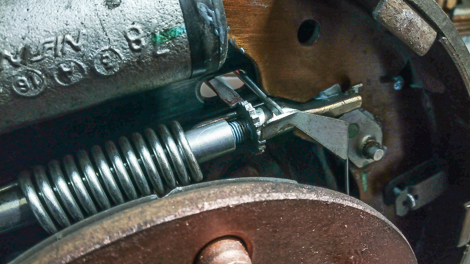 Ручник не возвращается. Ручник не возвращается. Подтяжка ручного тормоза ланос. Daewoo nexia трос ручника. Механизм ручного тормоза ваз 2110.