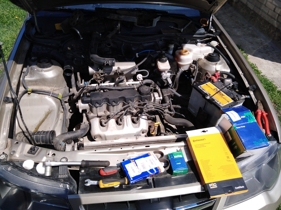 Daewoo nexia мотор 1. Подкапотное пространство daewoo nexia n150 1. Нексия 1. Моторный отсек дэу нексия 1. Как поставить нижнюю распорку в дэу нексия.