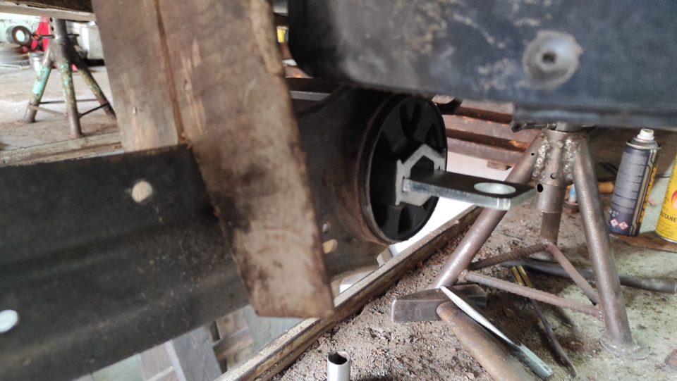 Правый сайлентблок запрессован. — Volvo S80 (2G)