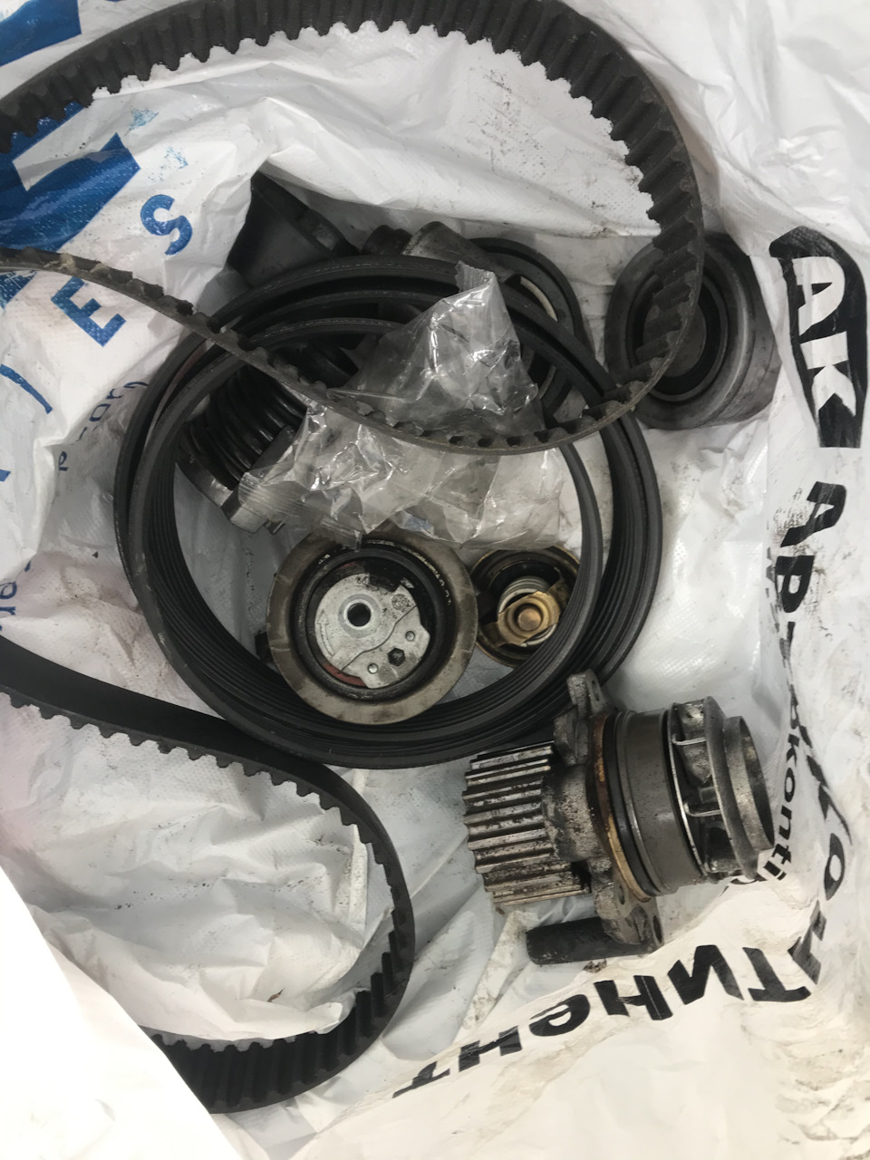 Замена ремня и роликов ГРМ и случайное устранение свиста ремня — Audi ...