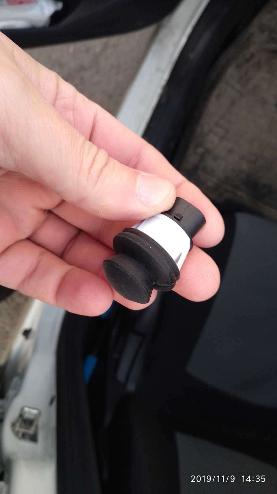 На вид такой же, но внутренняя часть белого цвета — Lada Vesta SW (1G). Запчасти на фото: 2019119