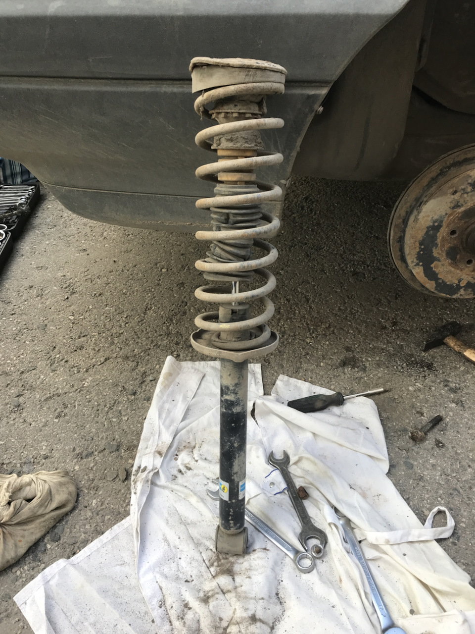 Передние стойки фольксваген пассат б4 универсал. Стойка амортизатора пассат б3. Задние стойки пассат б3 седан. Задняя стойка пассат б3. Задние стойки volkswagen passat b3.