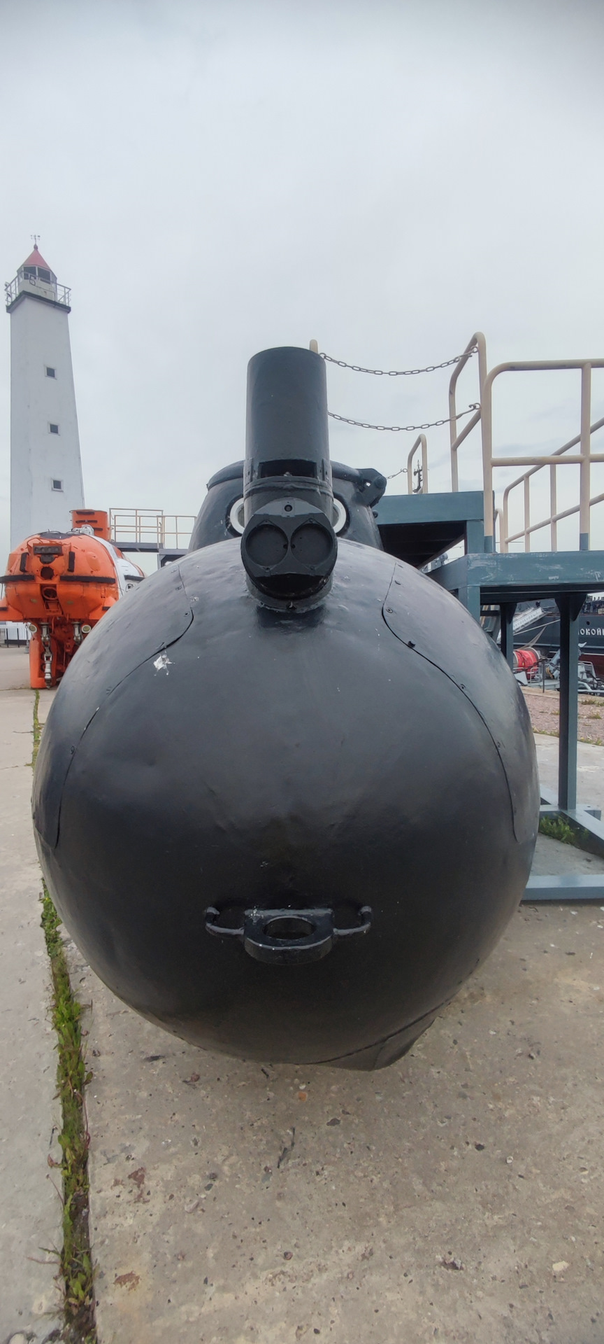 Эта подводная лодка вызвала улыбку. Прям на морду кота похожа, который ночью просит пожрать на кухне. Я никогда не видел еды, покорми меня)) — Lada Vesta SW Cross (1G)