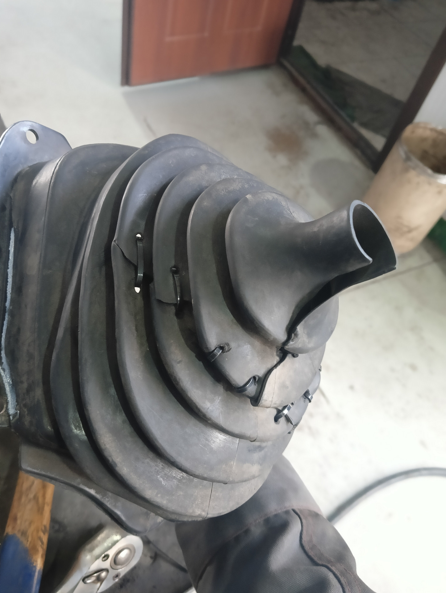 Пыльник — Audi 100 (C4), 2,5 л, 1993 года | стайлинг | DRIVE2