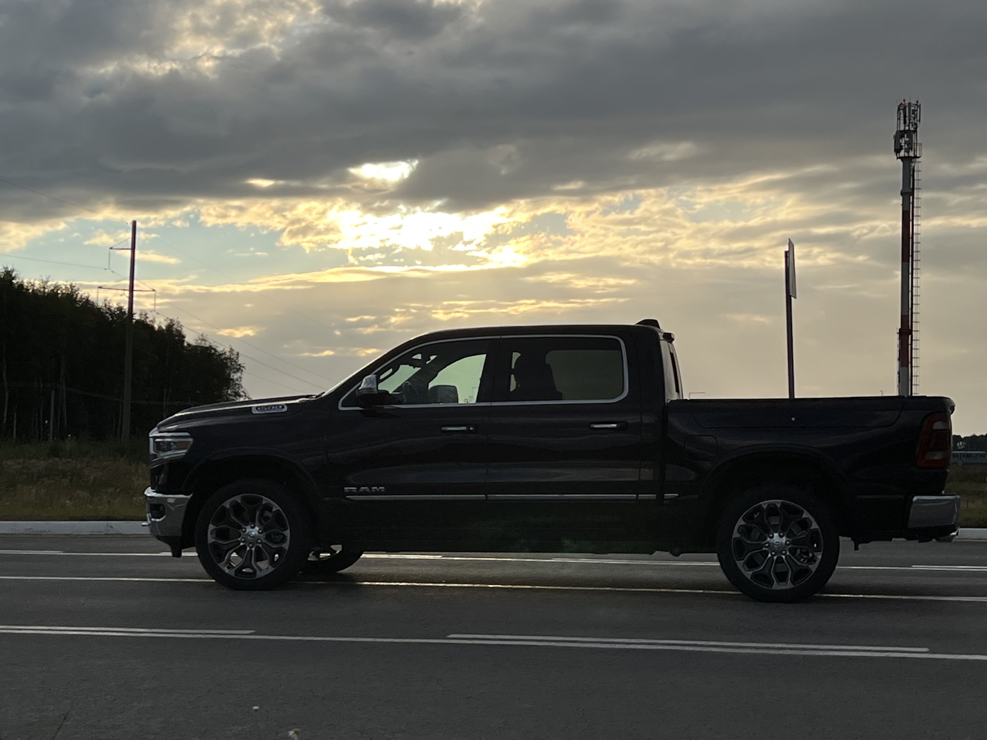 Почему рам. Додж рам 2022. Dodge Ram 2022 салон. Додж рам 2022 года. Пикап 2022.