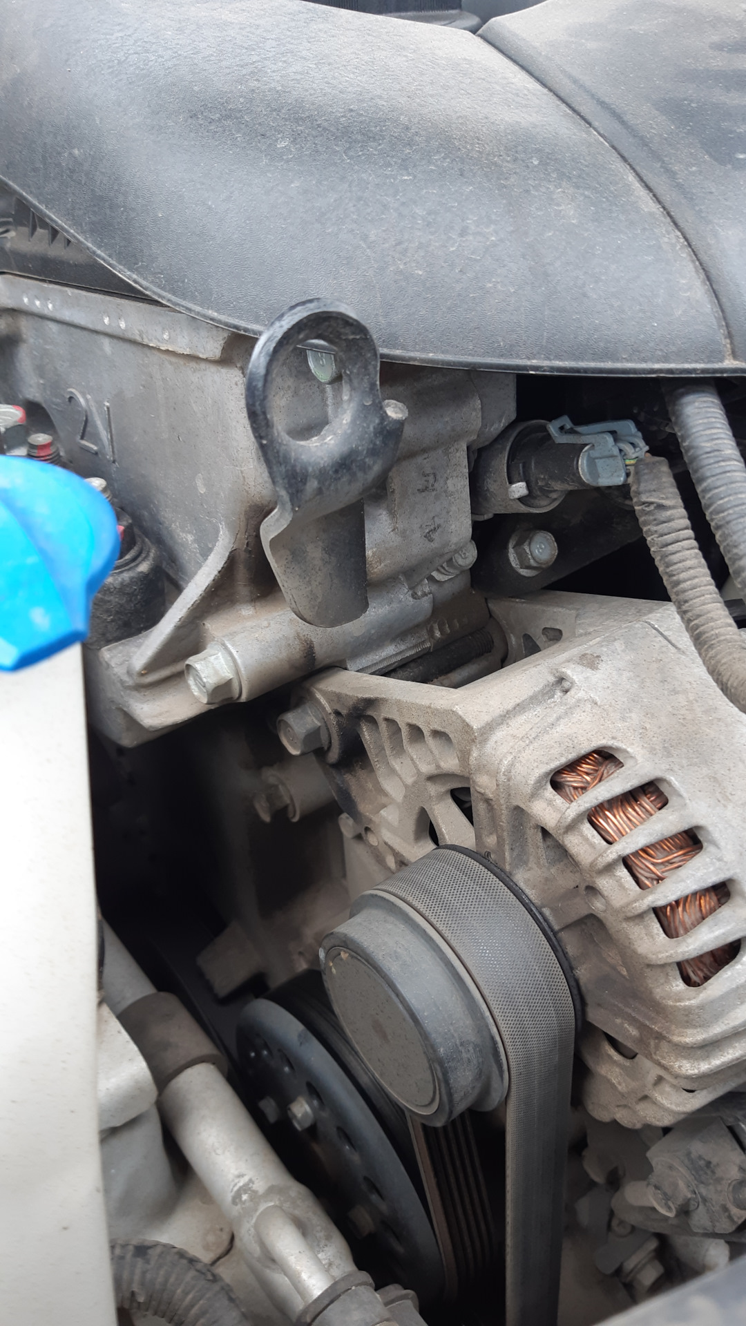 Обгонная муфта генератора солярис. Крепление генератора солярис 1. Как снять генератор солярис. 6 с кондиционером. Генератор солярис 1.