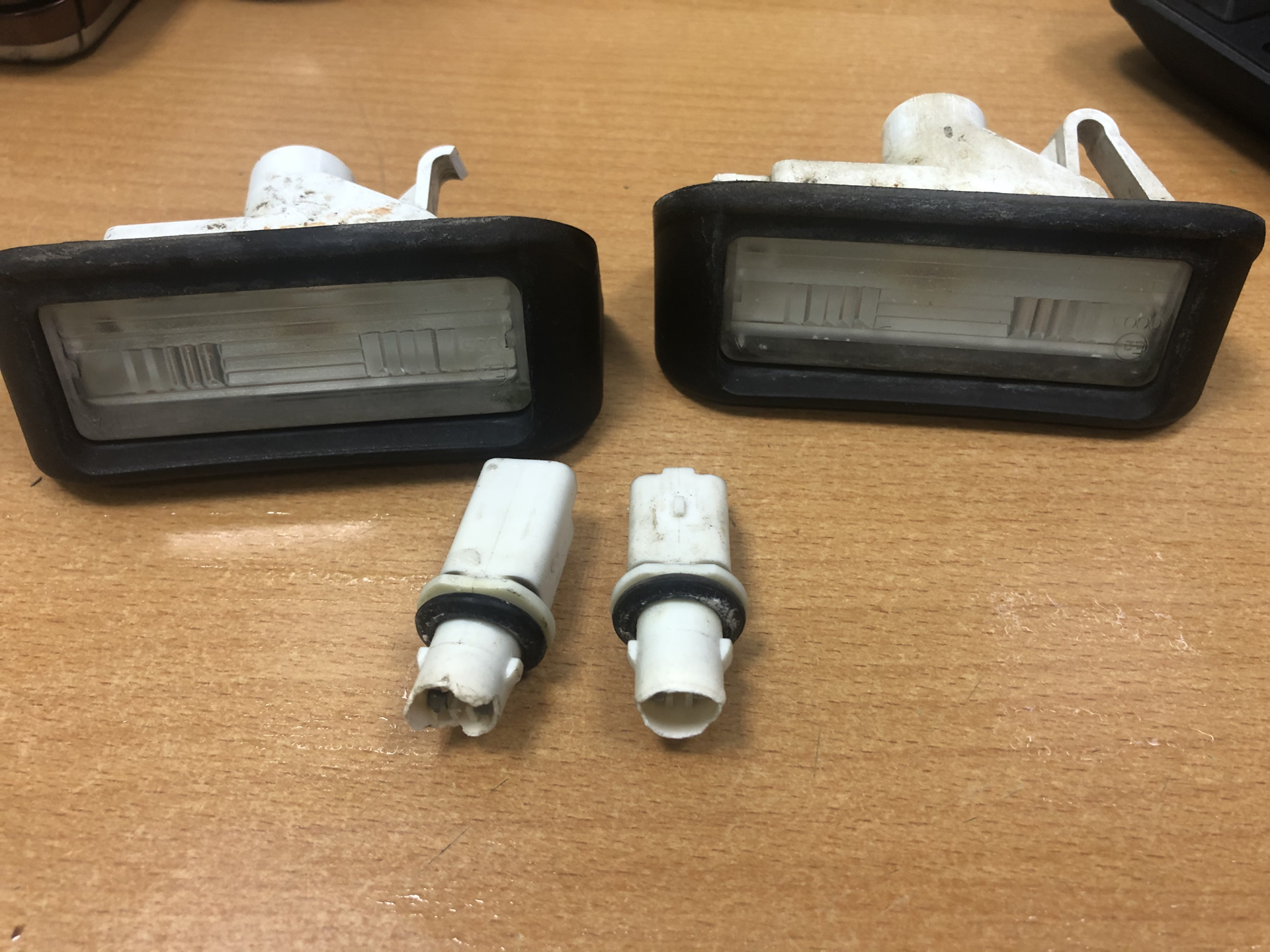 фонарь освещения номерного знака ситроен с4 седан. лампочка подсветки номера пежо партнер b9. Citroen c4 picasso фишка фары. подсветка номера ситроен. подсветка номера ситроен.