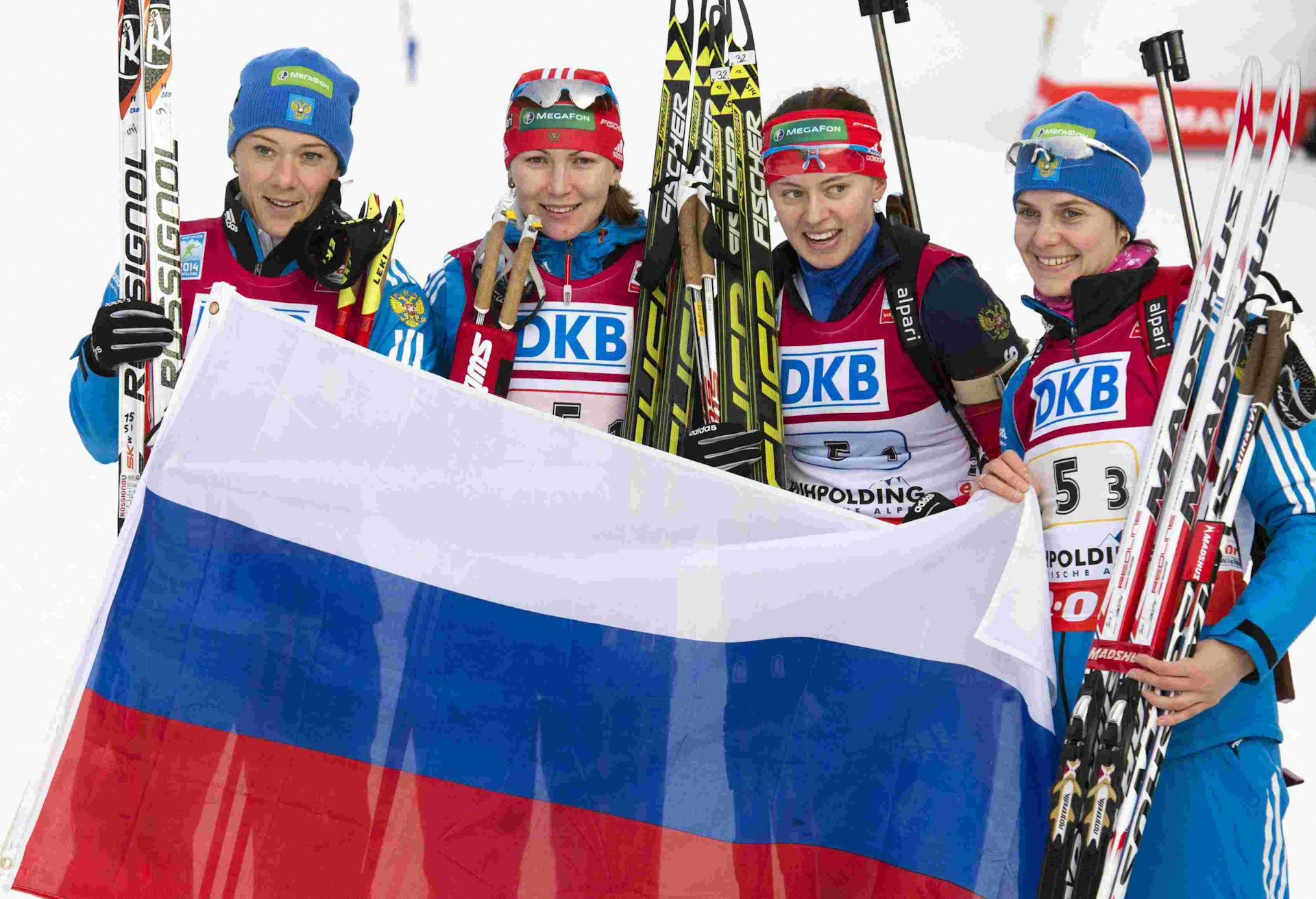 Сборная росси по биотлону. Биатлон эстафета женщины. Биатлонистки сборной. Биатлонистки сборной. Женская сборная по биатлону.