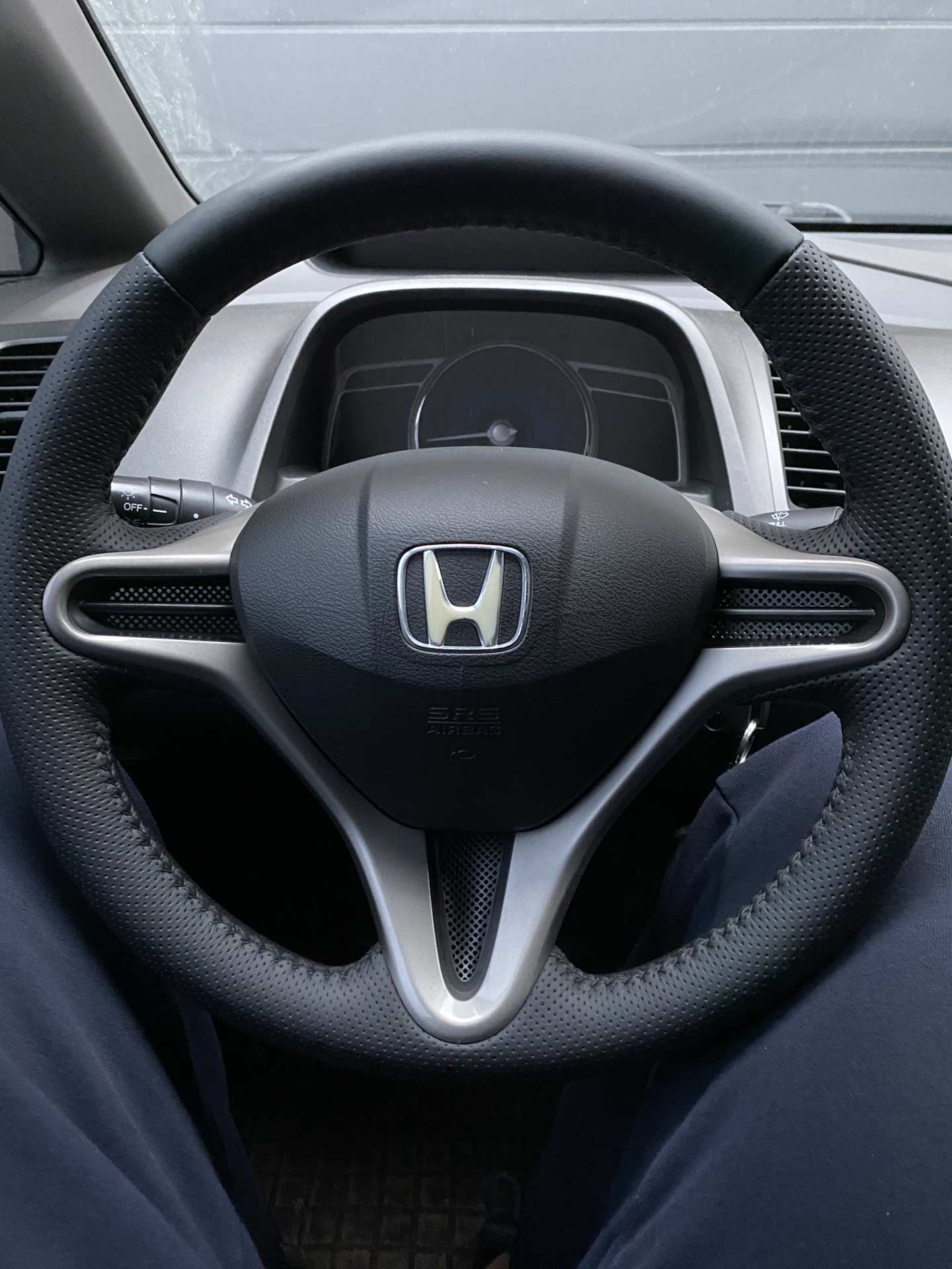 Обтянул руль кожей + замена значка на руле — Honda Civic 4D (8G), 1,8 л ...