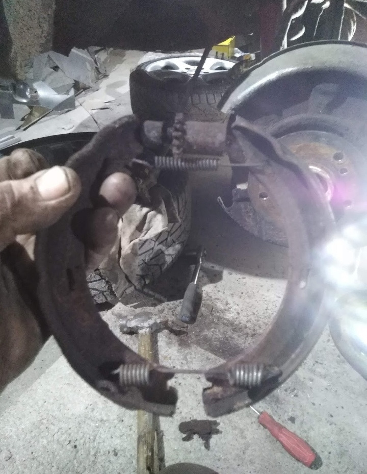 Разборка двигателя и покупка запчастей. Заодно сделал стояночный тормоз ...