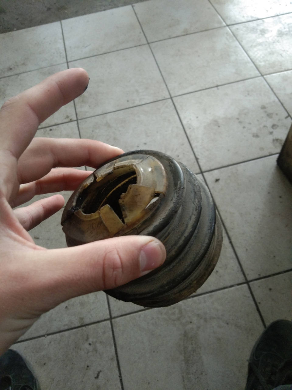 Замена пыльника шруса — Lada Калина седан, 1,6 л, 2008 года | визит на ...