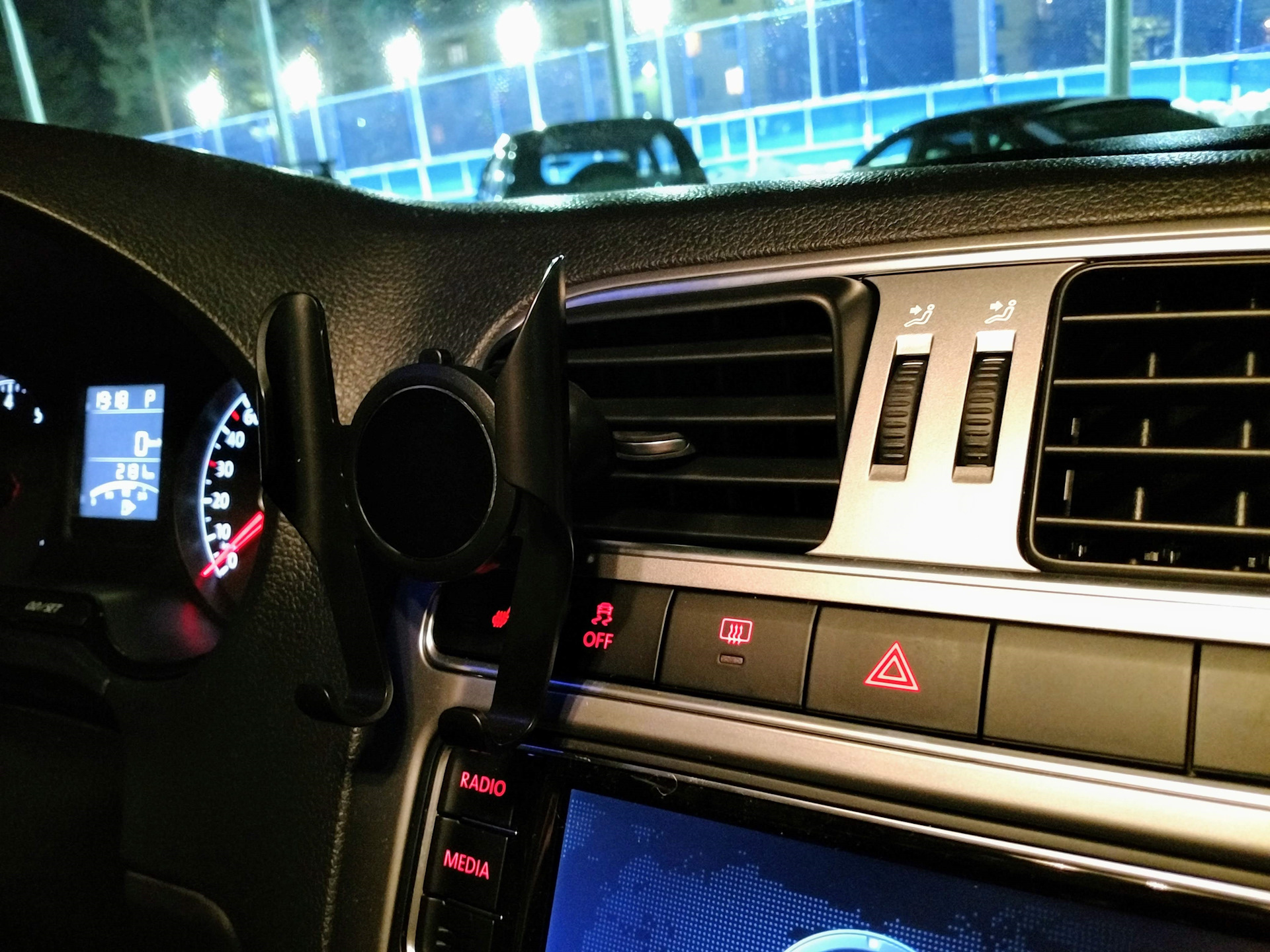 Держатель телефона поло. Vw polo sedan 2012 держатель для телефона. Держатель телефона поло. Держатель для телефона polo sedan. Держатель смартфона для фольксваген поло.