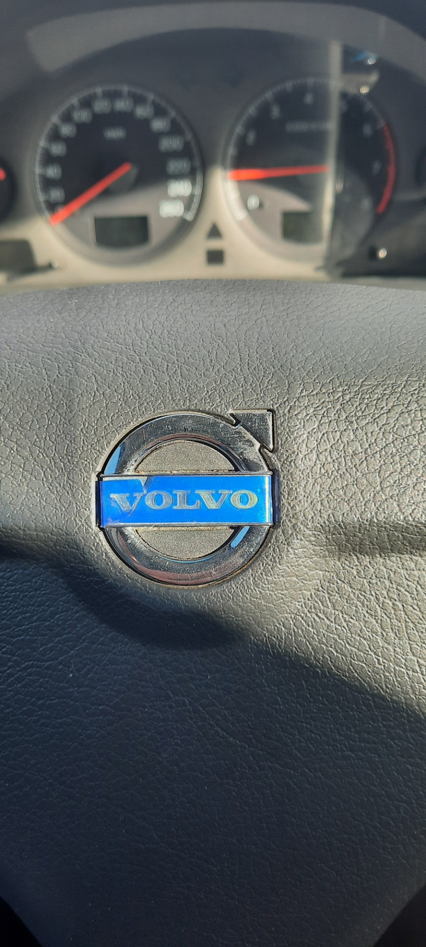 Наклейка в эмблемму на руль — Volvo S60 (1G), 2,4 л, 2002 года | своими ...