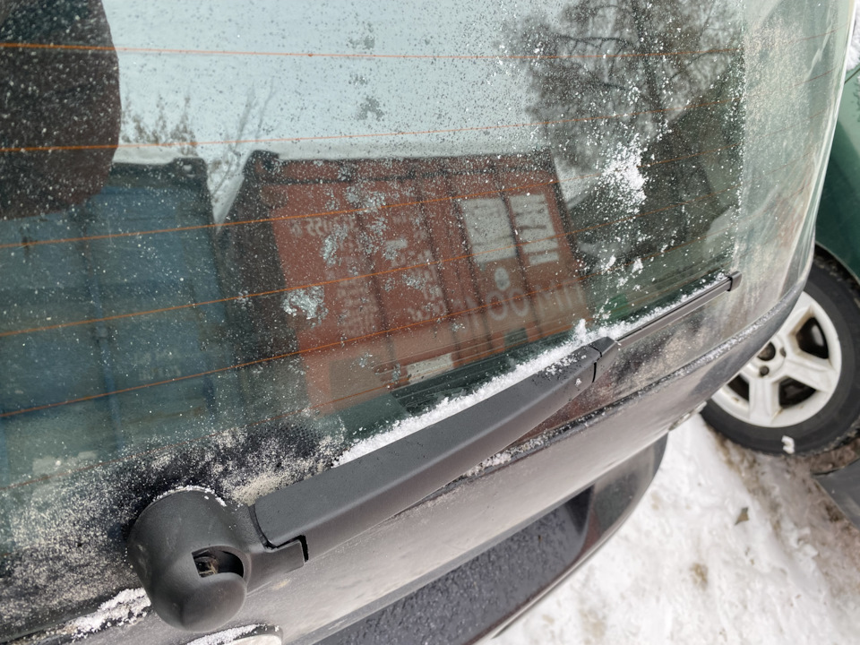 Как снять задний дворник гольф 4 Задний дворник. Volkswagen Golf Mk4, 1,4 л, 2002 года запчасти DRIVE2