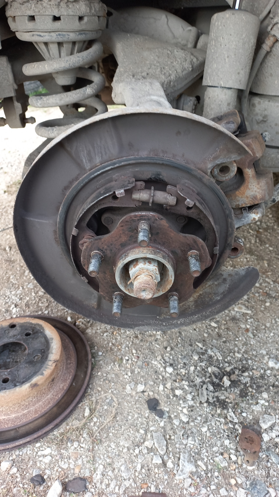 Замена колодок ручного тормоза (стояночного тормоза) или регулировка ...