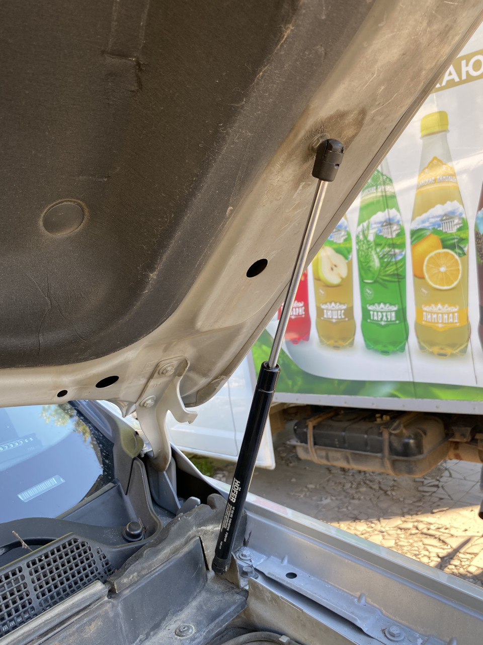 Газовые упоры капота — Chevrolet Captiva (1G), 2,4 л, 2012 года ...