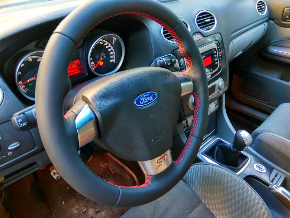 Красненькая строчка, ммм… ^^ — Ford Focus ST II