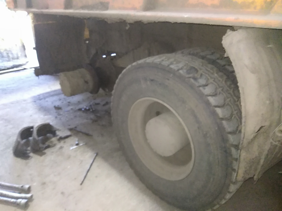 Замена задних тормозных накладок и барабанов — Камаз 6520, 8,9 л, 2014 ...