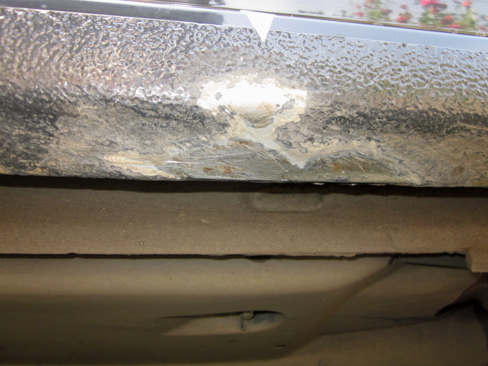 Скол (слегка подмятый участок) с элементами ржавчины (правый порог) — Volkswagen Polo Sedan