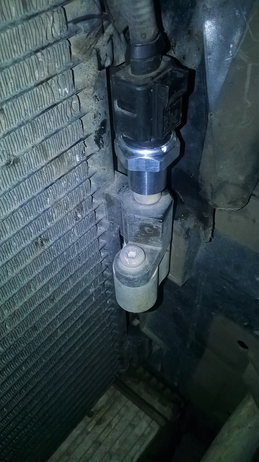 Датчик давления кондиционера ауди а6. Датчик давления кондиционера меган 2. Датчик давления хладагента рено меган 2 дизель. Датчик давления хладагента логан 2. Датчик хладагента ауди а8 мест расположение.