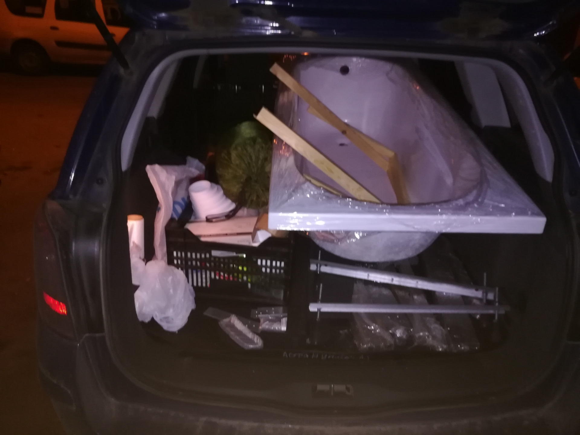 влезет ли ванна. ванна в багажник автомобиля. габариты багажника лада гранта лифтбек. шкода октавия стиральная машина. влезет ли ванна.