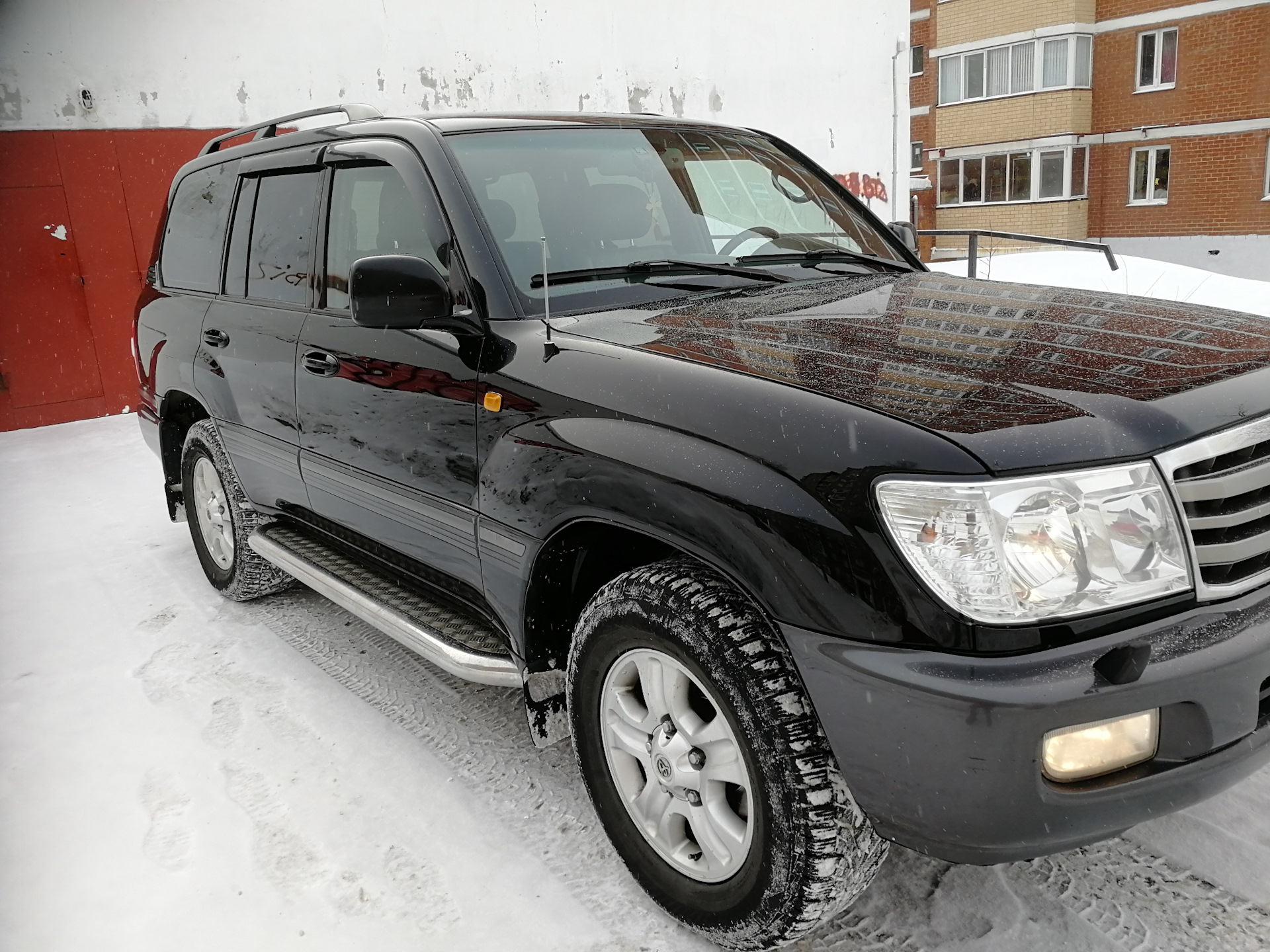 Крузер 100 чита. Toyota Land Cruiser 100. Toyota Land Cruiser 100 50th Anniversary. Land Cruiser 100 2006 черный.