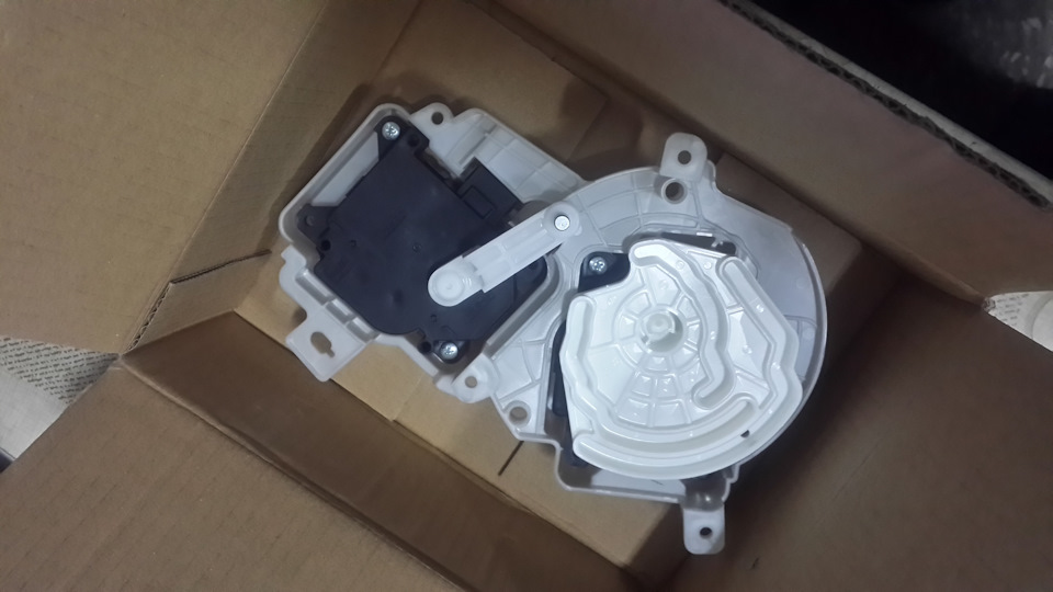 Замена сервопривода заслонок печки. — Subaru Outback (BR), 2,5 л, 2010 ...