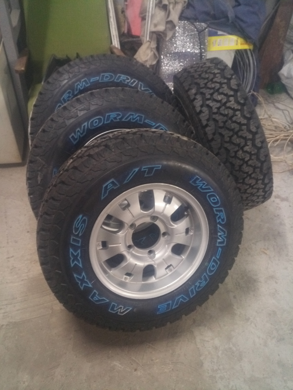 Maxxis на ниву шевроле. EwAAAgMf7 A 960. Maxxis на ниву шевроле фото. Maxxis на ниву шевроле-EwAAAgMf7 A 960. картинка Maxxis на ниву шевроле. картинка EwAAAgMf7 A 960. На пробеге в 100т.км(пробег резины) мои гудричи окончательно потеряли свой эстетический и практический вид.Озадачился я покупкой новой резины.Изначально планировал остаться на гудриче, но ценник кусался.Долгие поиски истины, обсуждения на форумах…И вот возникла идея испытать Maxxis AT980 в размере 235/75/15.Кстати новые диски 7.5j/15/et25 уже ждали своего часа.В общем, как я подумал:-самое сложное кончилось, осталось купить.И тут оказалось не всё так просто.Объездив весь город, все точки продаж выяснилось, что ни в наличии ни на заказ этой резины нет.Но всё решено, значит идём дальше.Как раз наметилась поездка за 200 км в г.Краснодар, вот там я однозначно найду…)))Не тут то было.Та же учесть меня постигла и в Краснодаре, даже на заказ никто не смог найти данной резины.Но я не отступаю от своей цели.Начинаю поиск по России и вот нахожу то, что мне нужно за 1500км.в Нижнем новгороде.Созвонился с продавцом, обговорили условия доставки и вот я вожидании.По истечении 7 дней шины ожидают меня на терминале моего города(отдельная история о том, как тк.Энергия разделила шины и поштучно доставляла из города в город).И вот, наконец закончились мои муки и я еду забирать догожданную резину), сразу захватив с собой диски.