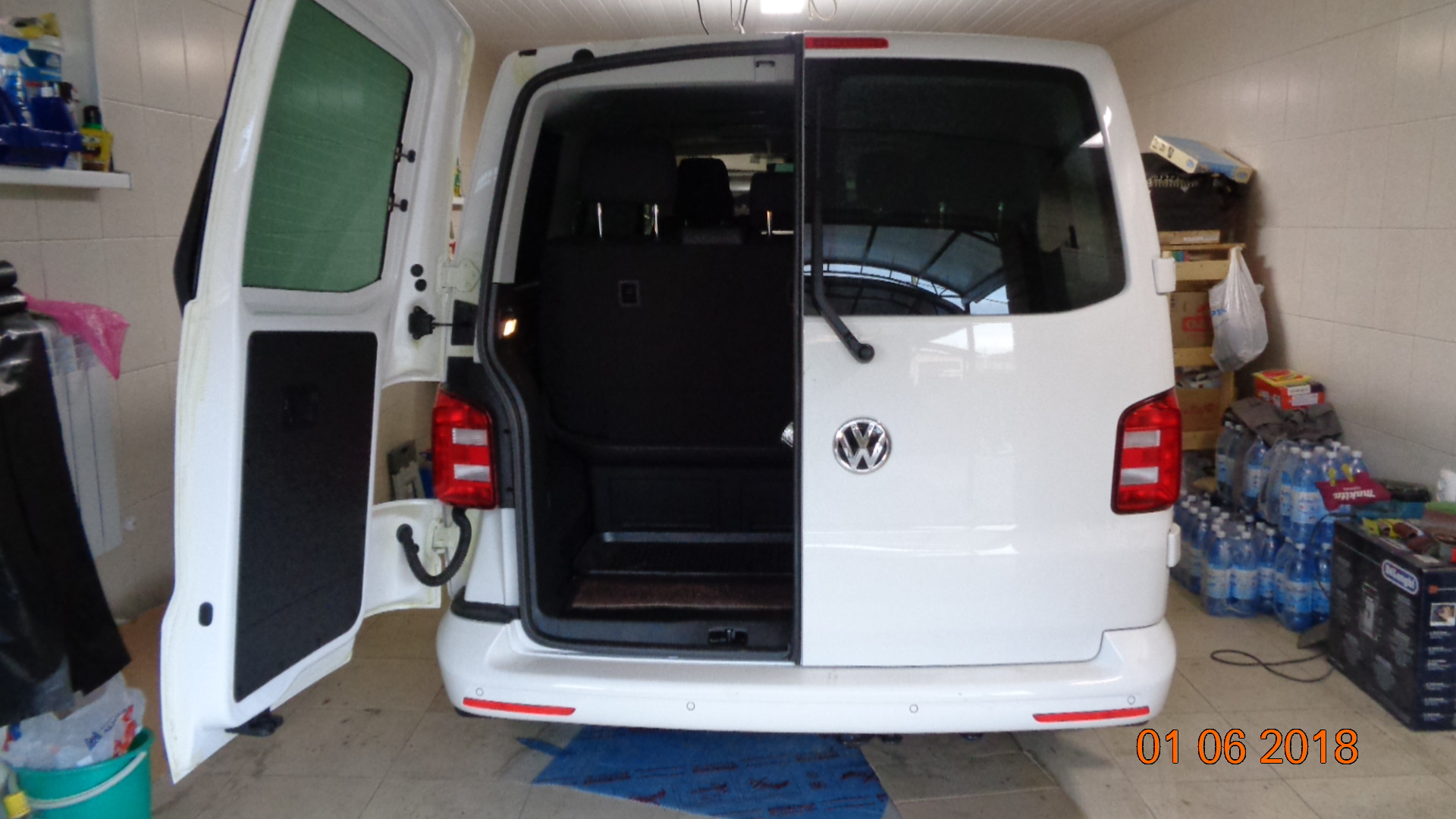 Задняя дверь транспортер т5. Задняя дверь Фольцваген транспортёр т5. Volkswagen Transporter t5 дверь задняя. Volkswagen Transporter t6 распашные двери багажника. Задняя дверь Фольксваген Мультивен т5.