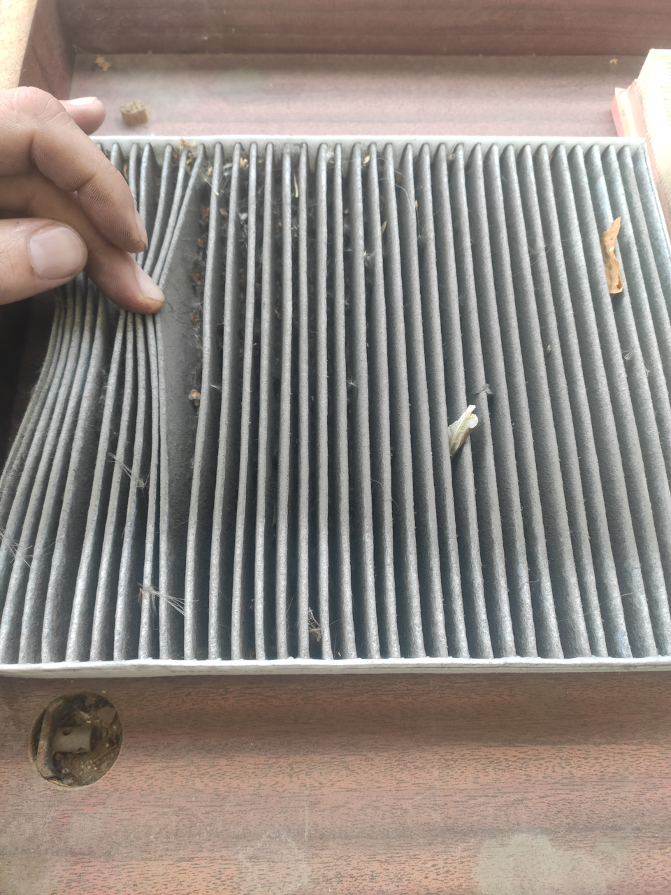 Салонник, ох, давно я его не менял. С весны наверное). Поставил обычный, не дорогой. Не угольный, но он пока и не нужен. — Chevrolet Cruze (1G)