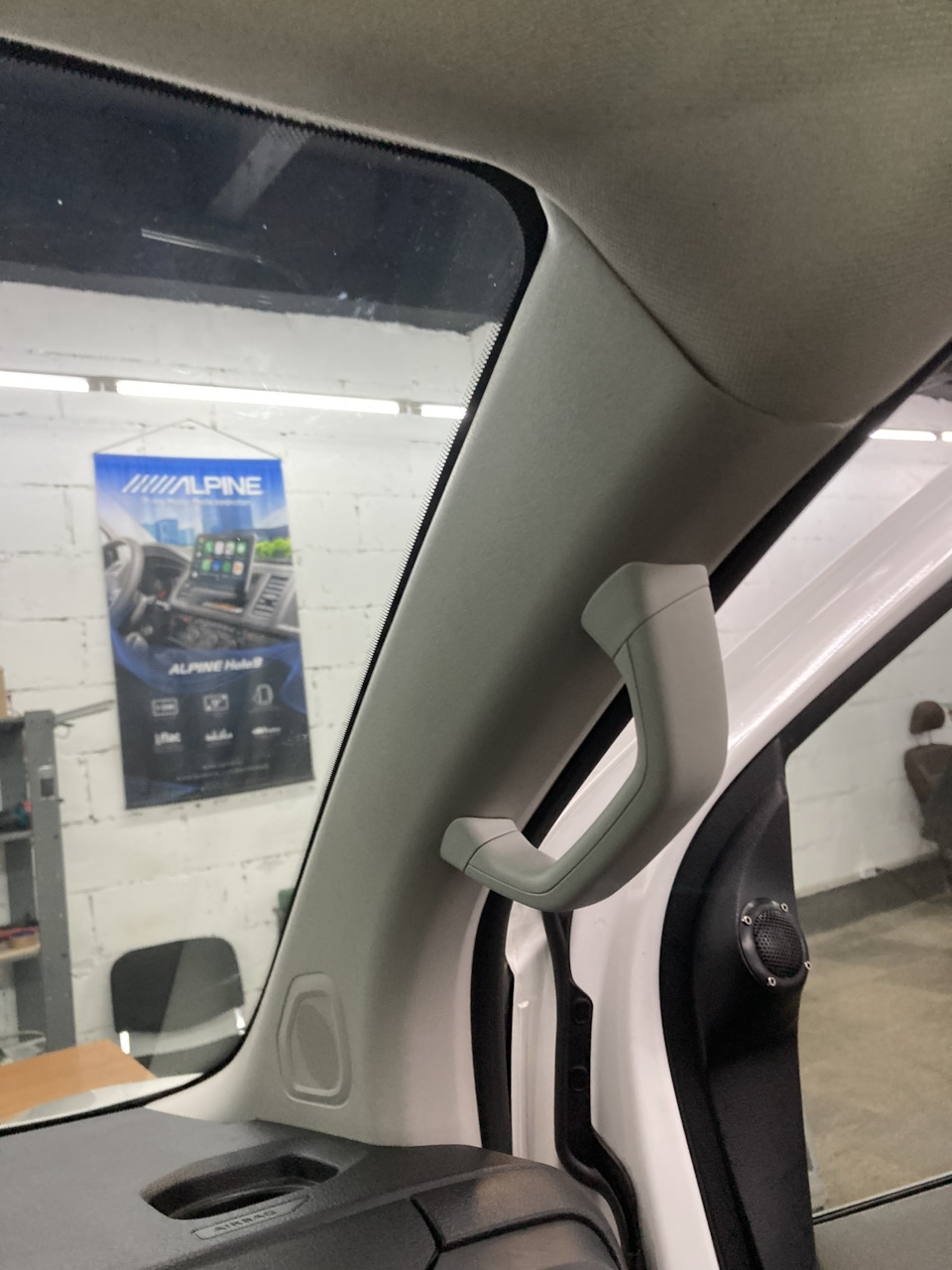 Ручки — поручни для передних и задних стоек в салоне Peugeot Traveller ...