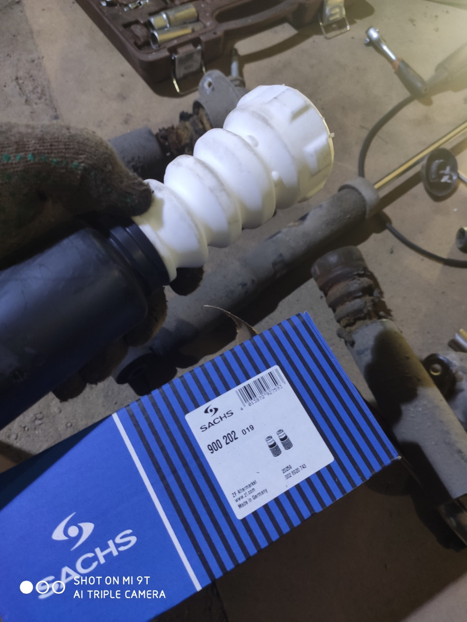 Новый белый, пыльник кстати родной оставил, более качественным мне показался. — Skoda Superb Combi (Mk2). Запчасти на фото: 900202