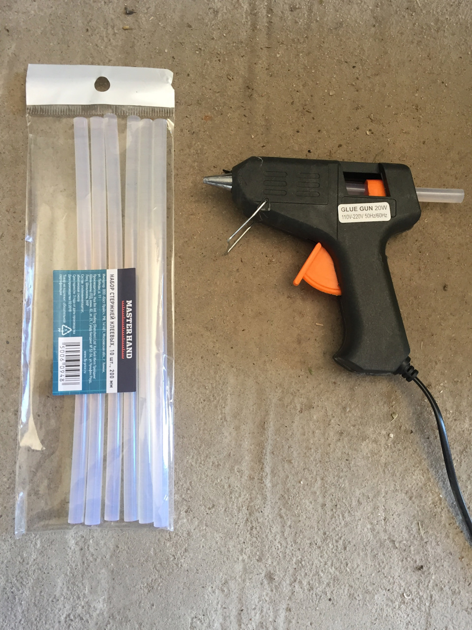 Пистолет с термоклеем (приклеивал провода к потолочной панели) — Ford Fiesta (Mk VI)