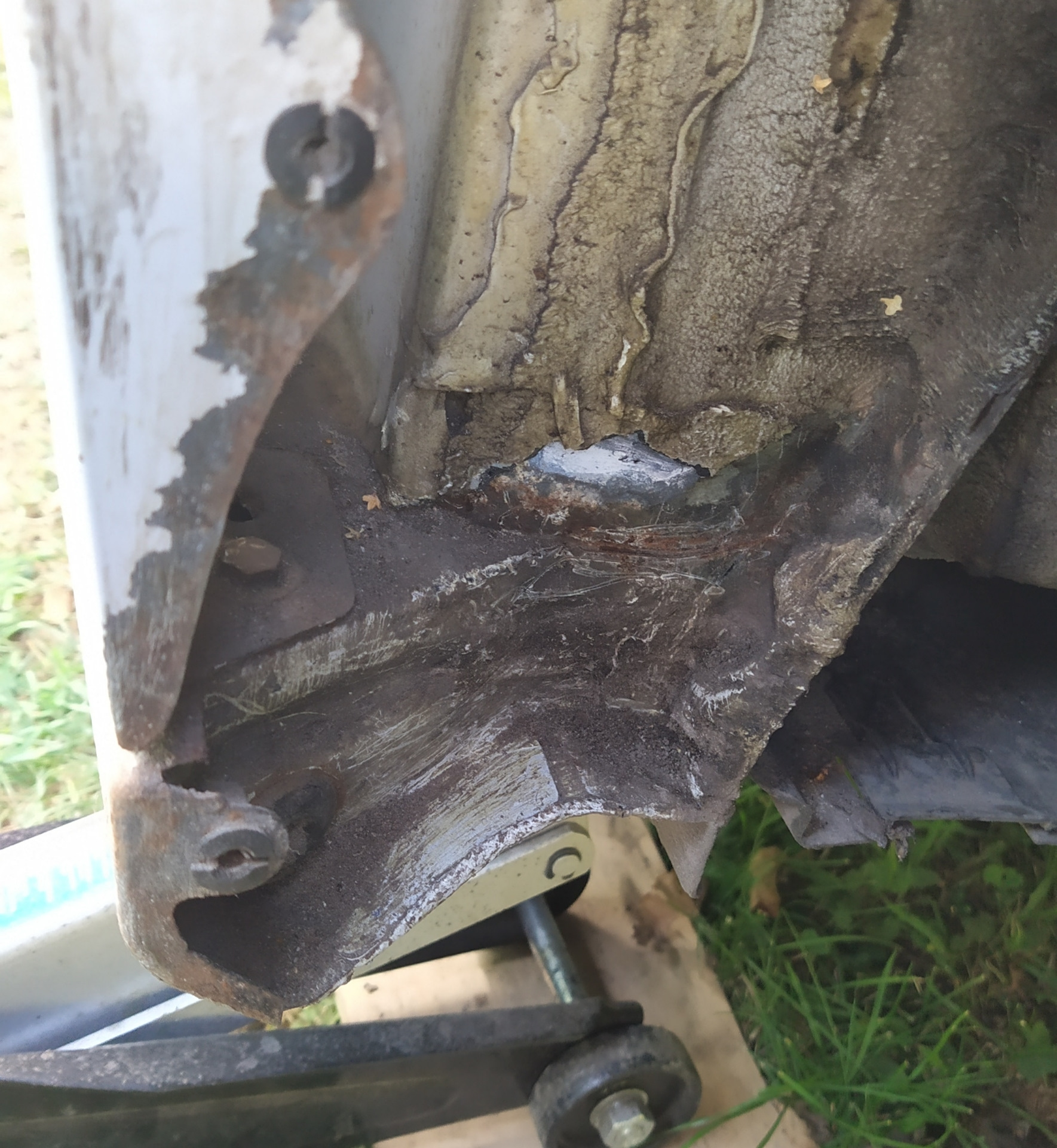 Ржавчина и песок в порогах — Volkswagen Jetta VI, 1,6 л, 2012 года ...