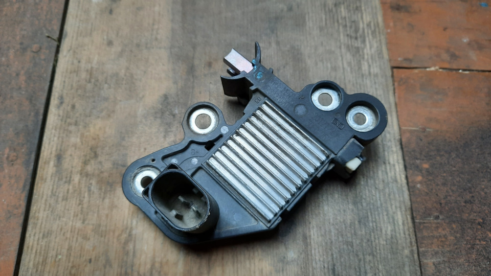 общий вид регулятора 0272220701 — Lada 2113. Запчасти на фото: 0272220701