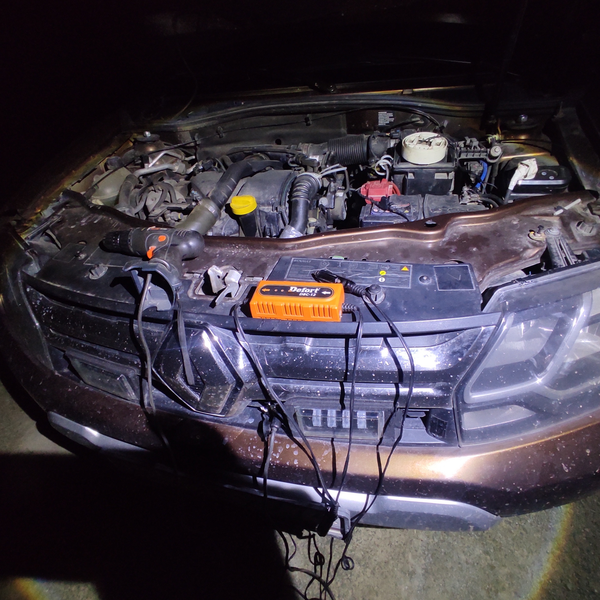 Аварийное открывание багажника дастер. Как открыть дастер. Разбор обивки багажника renault duster. Снятие внутренней облицовки багажника дастера. Рычаг открытия капота дастер.