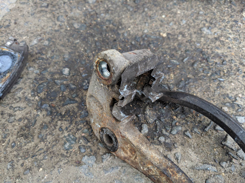 Железки нужно выкинуть. Новые стоят очень недорого и их стоит менять при каждой смене колодок. — SsangYong Kyron