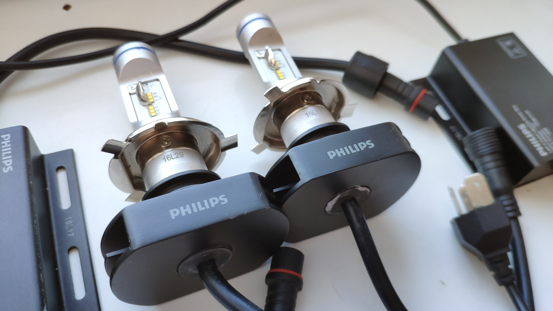 Philips 12v h4. Philips x-treme Ultinon led h4. Philips led h4. Диодные лампы h4 Филипс 6000к. Лампы Филипс про 9000 h4 диодные.