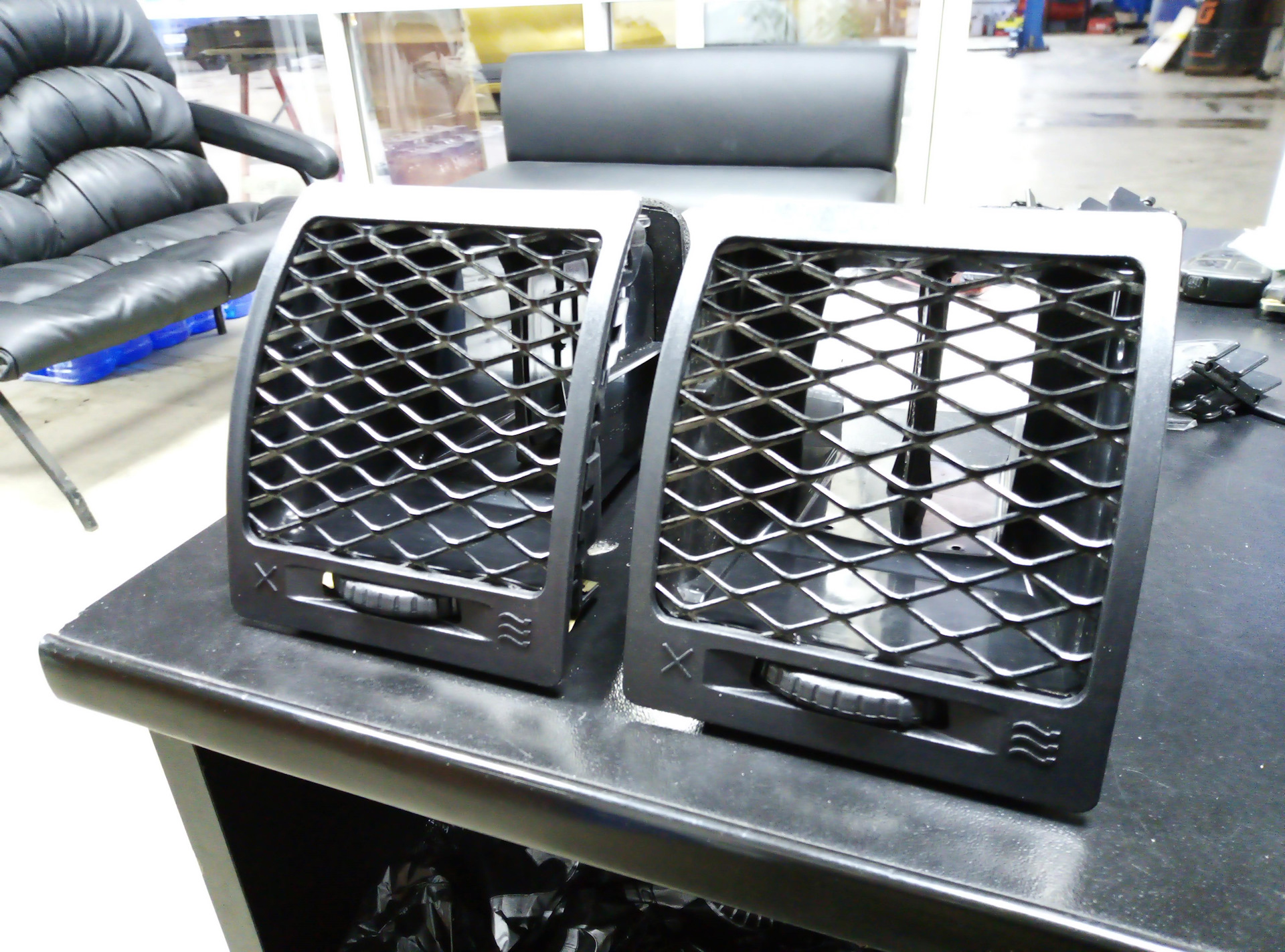 Дефлектор вентиляции киа рио 2. Задний воздуховод приора 1. Задний воздуховод джетта 6. Воздуховод уаз патриот 2015. Подсветка воздуховодов passat b7.