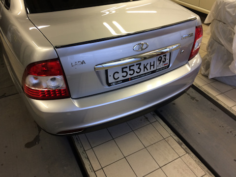 Черная приора на черных дисках r15