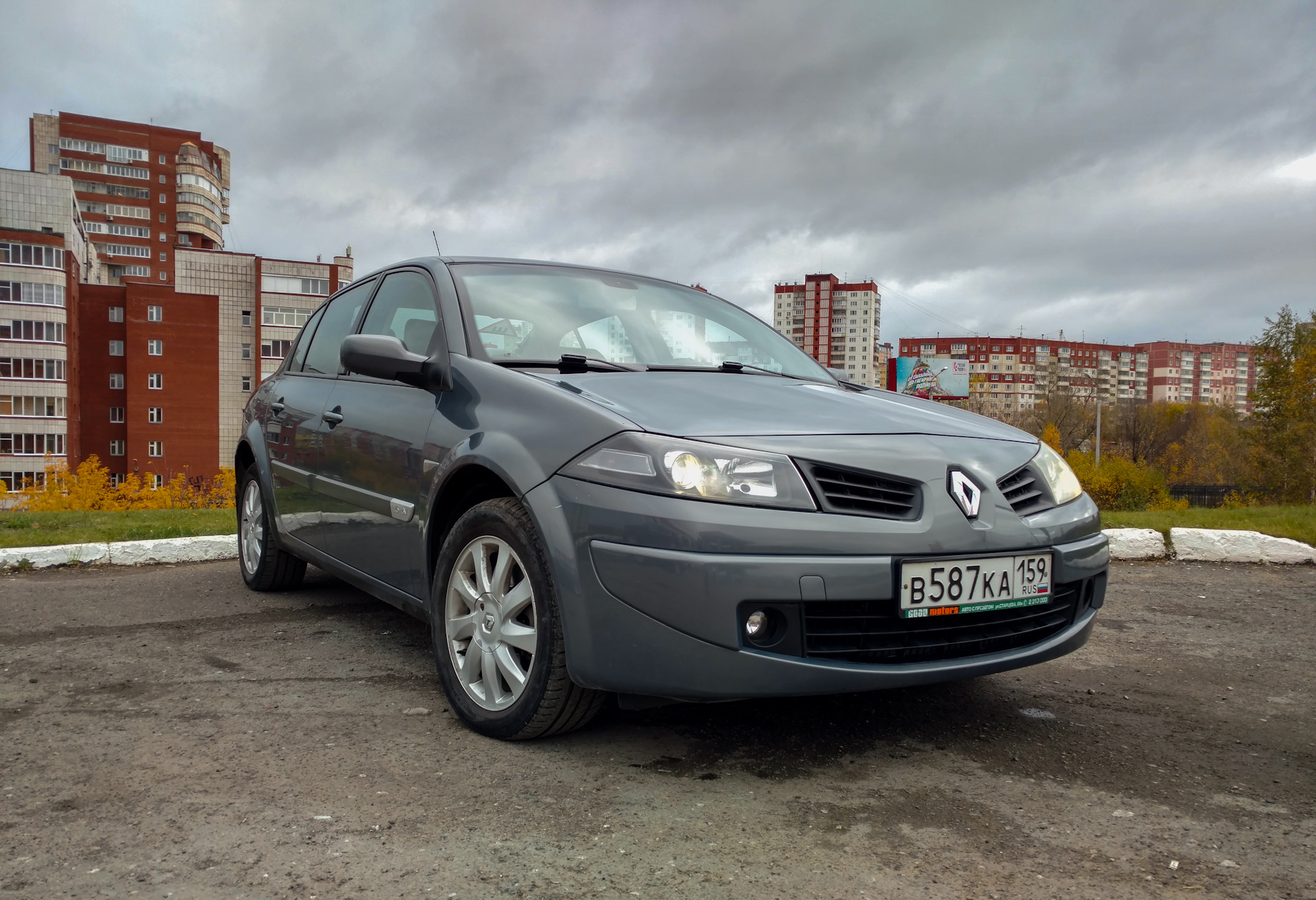 Продам меган 2. Рено Меган серый. Renault Megane серый. Рено Меган 2 серый. Машина Рено серая.