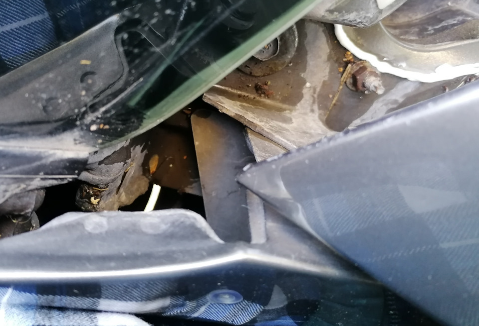 Вот так это место выглядит без губки — вода сразу течет на землю. — Lincoln Town Car III