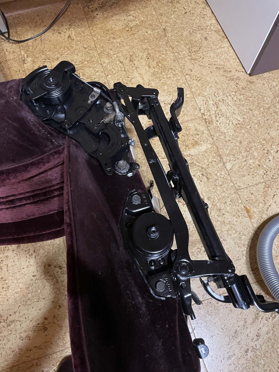 тут можно увидеть систему из двух тросов, благодаря которым это откидывание с бокового рычажка и осуществляется — Toyota Crown (S120)