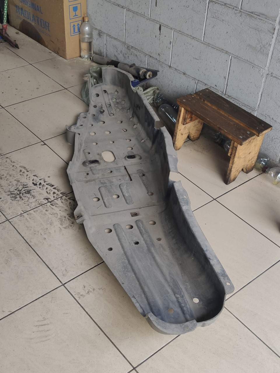 просверленная как решето защита бака — Mitsubishi Pajero (4G)