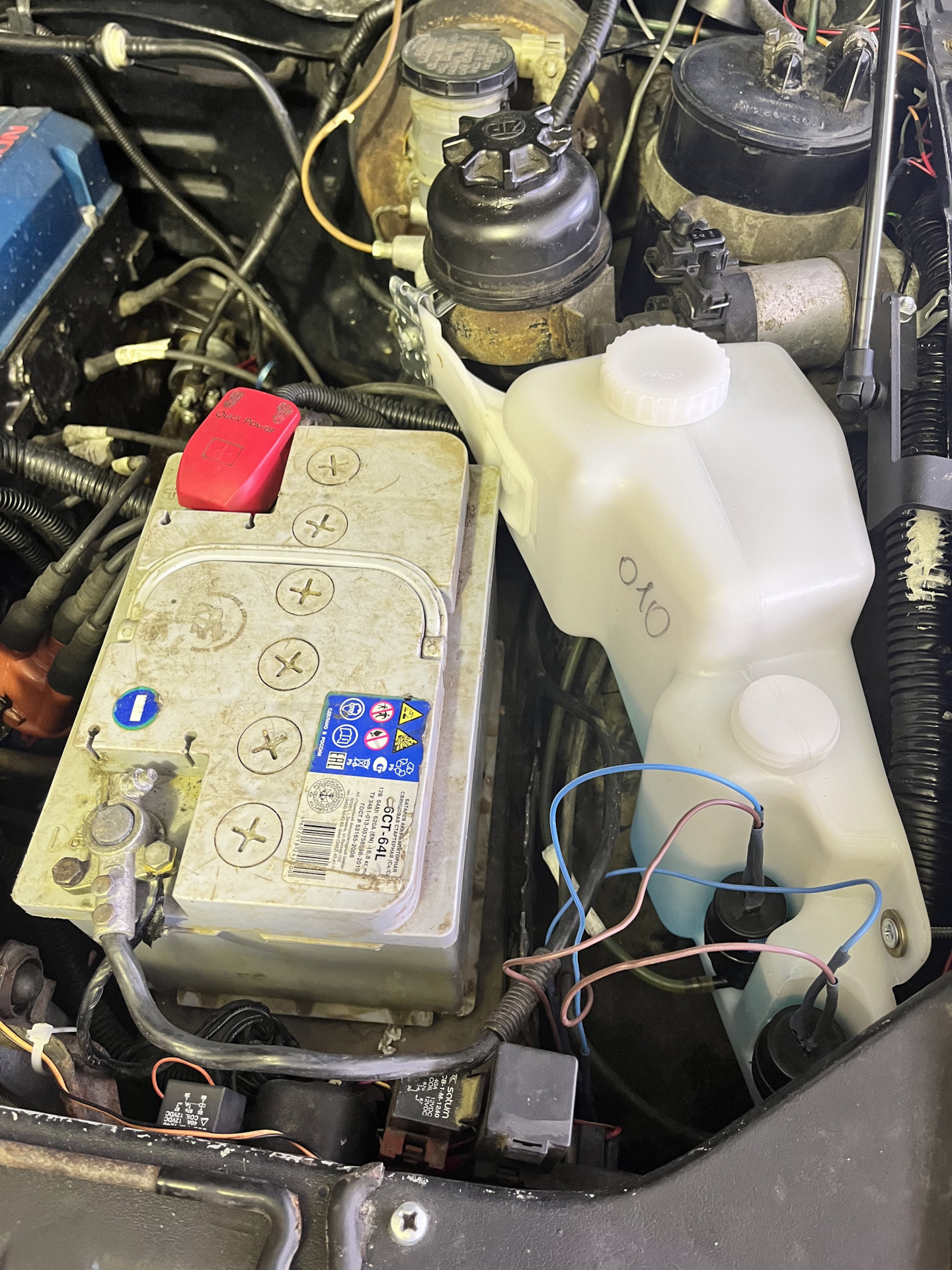 Установка газовых упоров от Лады гранты и бочка омывателя от ваз 2112 ...