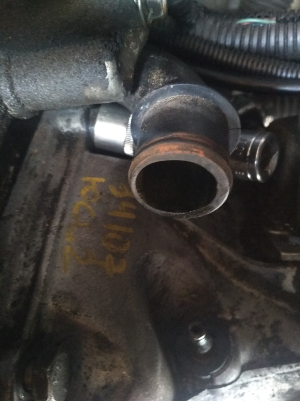 Отдельный привет тому, кто придумал вот это вот — головкой особо не подлезть, нужно на излом брать патрубок, чтобы засунуть головку. — Chevrolet Lacetti SW